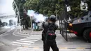 Anggota brimob menembakan gas air mata saat memukul mundur massa di kawasan Tanah Abang, Jakarta, Selasa (13/10/2020). Hingga menjelang magribh massa masih melakukan perlawan di kawasaan tersebut. (Liputan6.com/Faizal Fanani)