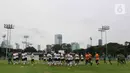 Para pemain Timnas Indonesia U-22 melakukan pemanasan selama sesi latihan tim di Lapangan A Senayan, Jakarta, Kamis (2/3/2023). Latihan timnas U-22 langsung dipimpin oleh Indra Sjafri. (Liputan6.com/Herman Zakharia)