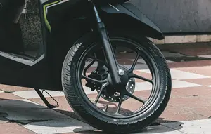 Jangan Sepelekan Ban Belakang Motor Goyang, Risikonya Serius