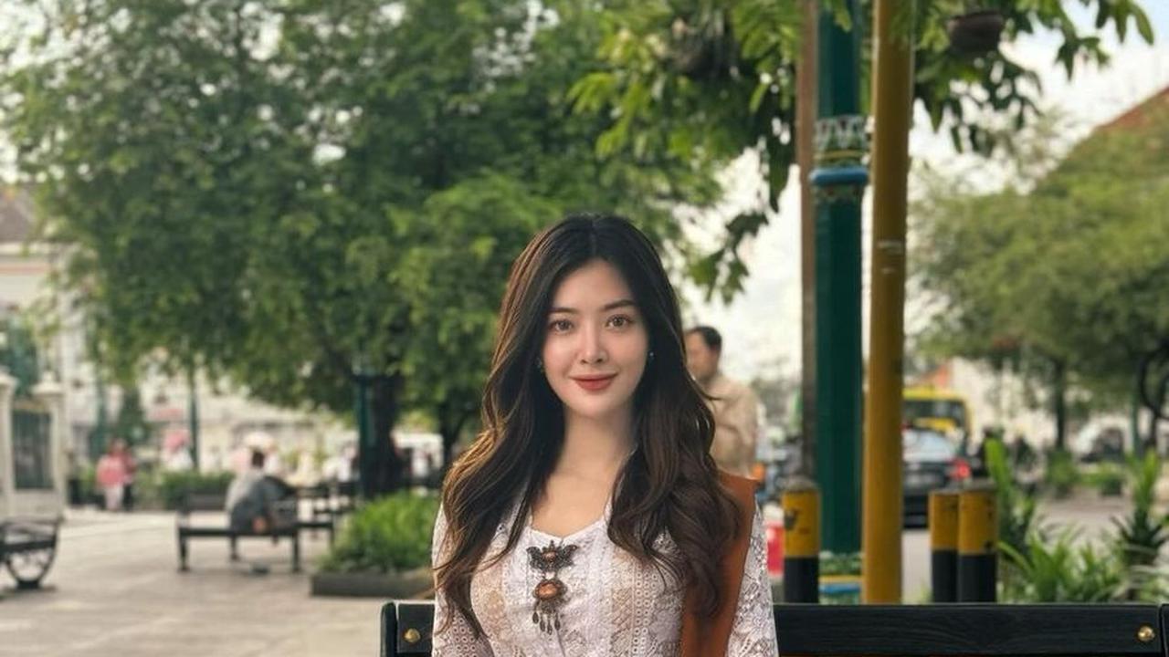 Mengenakan kebaya dengan motif tokoh legenda Nusantara, seperti Roro Jonggrang dan Ken Dedes, Dara Sarasvati menarik perhatian saat berjalan-jalan di berbagai tempat wisata di Yogyakarta.