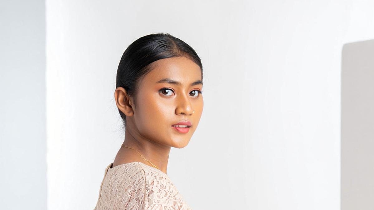 9 Model Brokat Bawahan Songket Kekinian, Kombinasi Modis Tampil Stunning