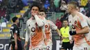 Pemain AS Roma, Paulo Dybala melakukan selebrasi setelah mencetak gol melalui tendangan penalti dalam laga lanjutan Liga Italia 2024/2025 melawan Venezia di Pier Luigi Penzo Stadium, Venice, Italia, Minggu (10/02/2025). (AP Photo/LaPresse/Paola Garbuio)