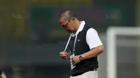 Pelatih Persela, Aji Santoso saat memimpin timnya melawan Bhayangkara FC pada lanjutan Liga 1 2017 di Stadion Patriot, Bekasi, (27/10/2017). Bhayangkara menang 3-1. (Bola.com/Nicklas Hanoatubun)