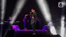 Penampilan penyanyi Afgan Syahreza pada hari kedua konser New Live Experience 2020 di Parkir Barat JIExpo Kemayoran, Jakarta, Minggu (30/8/2020). Dalam penampilannya, Afgan membawakan beberapa lagu hits dari album terbaiknya. (Liputan6.com/Faizal Fanani)