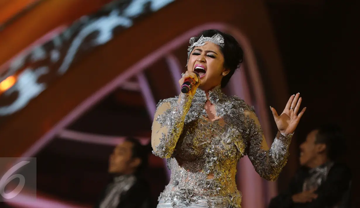 Dewi Persik saat tampil di Konser Raya 22 Tahun Indosiar, Jakarta, Rabu (11/1). Perayaan HUT Indosiar ke-22 ini dimeriahkan oleh artis-artis papan atas Indonesia. (Liputan6.com/Herman Zakharia)