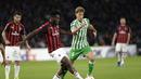 Meski menderita cedera, gelandang AC Milan, Frank Kessie tampil apik pada fase grup LigaEuropa yang berlangsung di Stadion Benito Villamarin, Spanyol (9/11),  AC Milan bermain imbang 1-1 kontra Real Betis (AFP/Cristina Quicler)