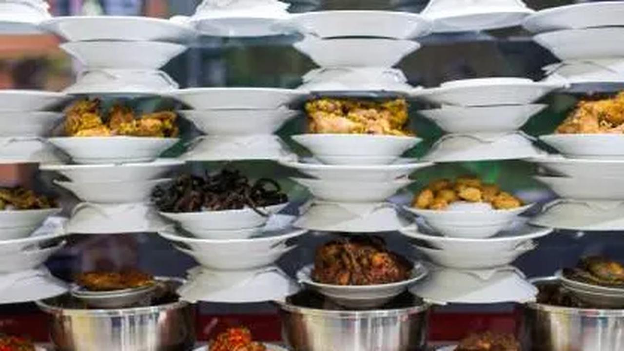 Eksistensi rumah makan padang memang telah melegenda sejak dulu. Salah satu dokumentasi rumah makan padang oleh Situs KITLV (Koninklijk Instituut voor Taal Land- en Volkenkunde) menunjukkan bahwa mulanya rumah makan padang didirikan di bawah sebuah tenda,