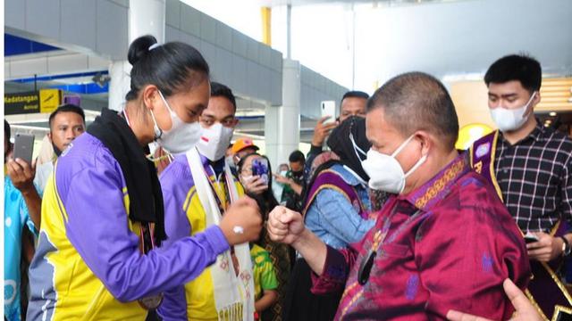Wagub Gorontalo H. Idris Rahim (kanan) menyambut kedatangan kontingen PON Gorontalo di Bandara Djalaludin, Jumat (15/10/2021). (Foto : Haris (Arfandi Ibrahim/Liputan6.com)