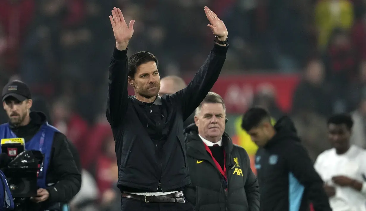 Pelatih Bayer Leverkusen, Xabi Alonso melambaikan tangan ke arah penonton setelah pertandingan lanjutan Liga Champions 2024/2025 melawan Liverpool yang berlangsung di Anfield, Liverpool, Inggris, Rabu (06/11/2024) dini hari WIB. (AP Photo/Jon Super)