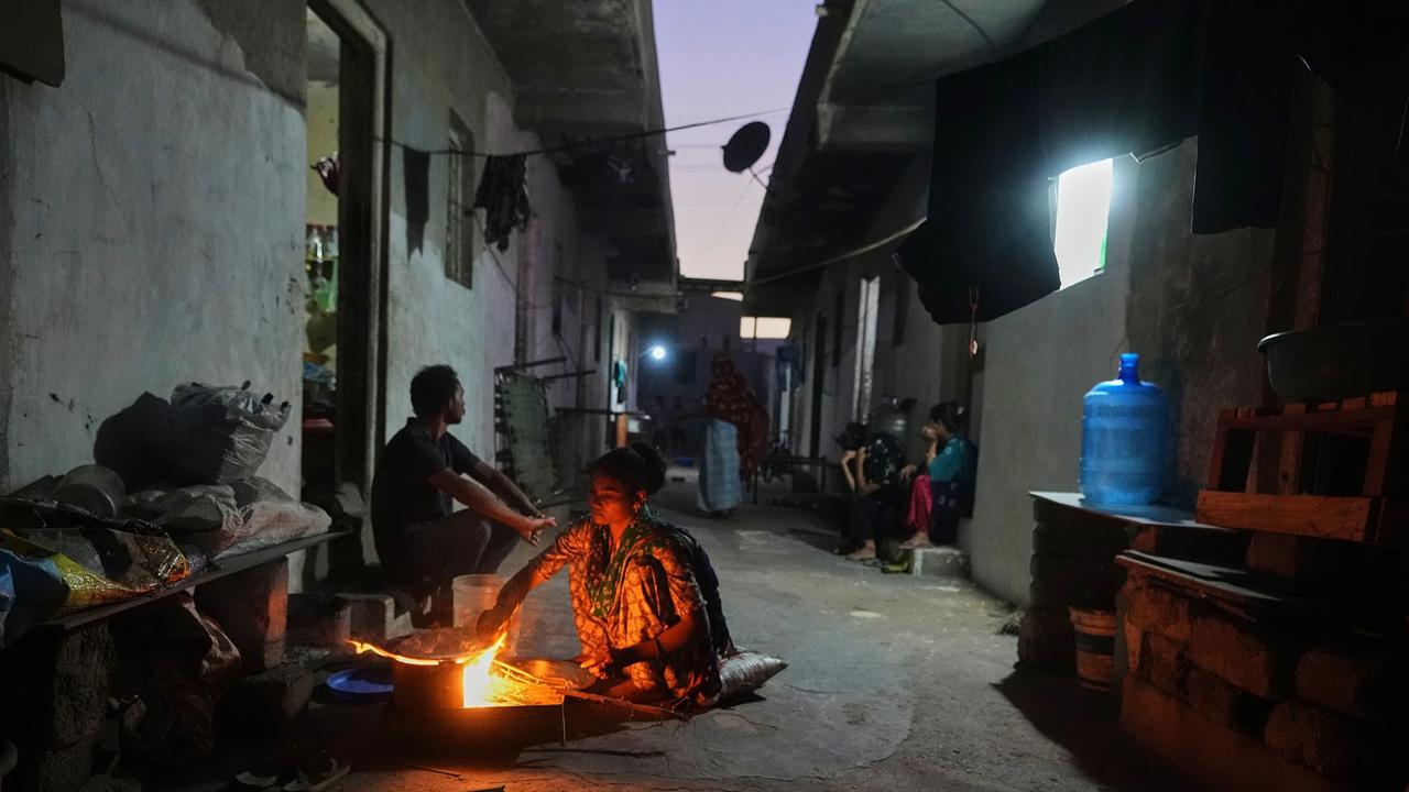 FOTO: Industri Ubin Keramik Terhenti Akibat Krisis Energi
