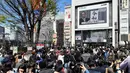 Orang-orang menonton layar besar yang menayangkan konferensi pers terkait pengumuman nama baru kekaisaran Jepang di Tokyo, Senin (1/4). Reiwa, menjadi nama era yang baru Jepang mulai 1 Mei 2019 setelah Kaisar Akihito turun takhta pada akhir April mendatang. (Kyodo News via AP)