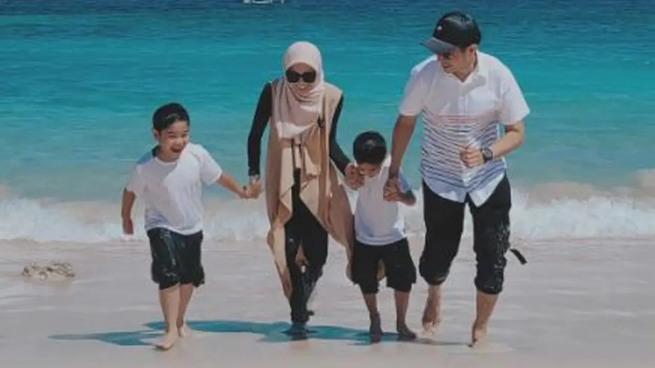 Dude Harlino dan Alyssa Soebandono beserta kedua anak (Instagram/ichasoebandono)