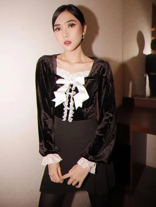 Tampil klasik dan edgy dengan blouse berbahan velvet dengan aksen renda yang romantis (Foto: Instagram @isyanasarasvati)