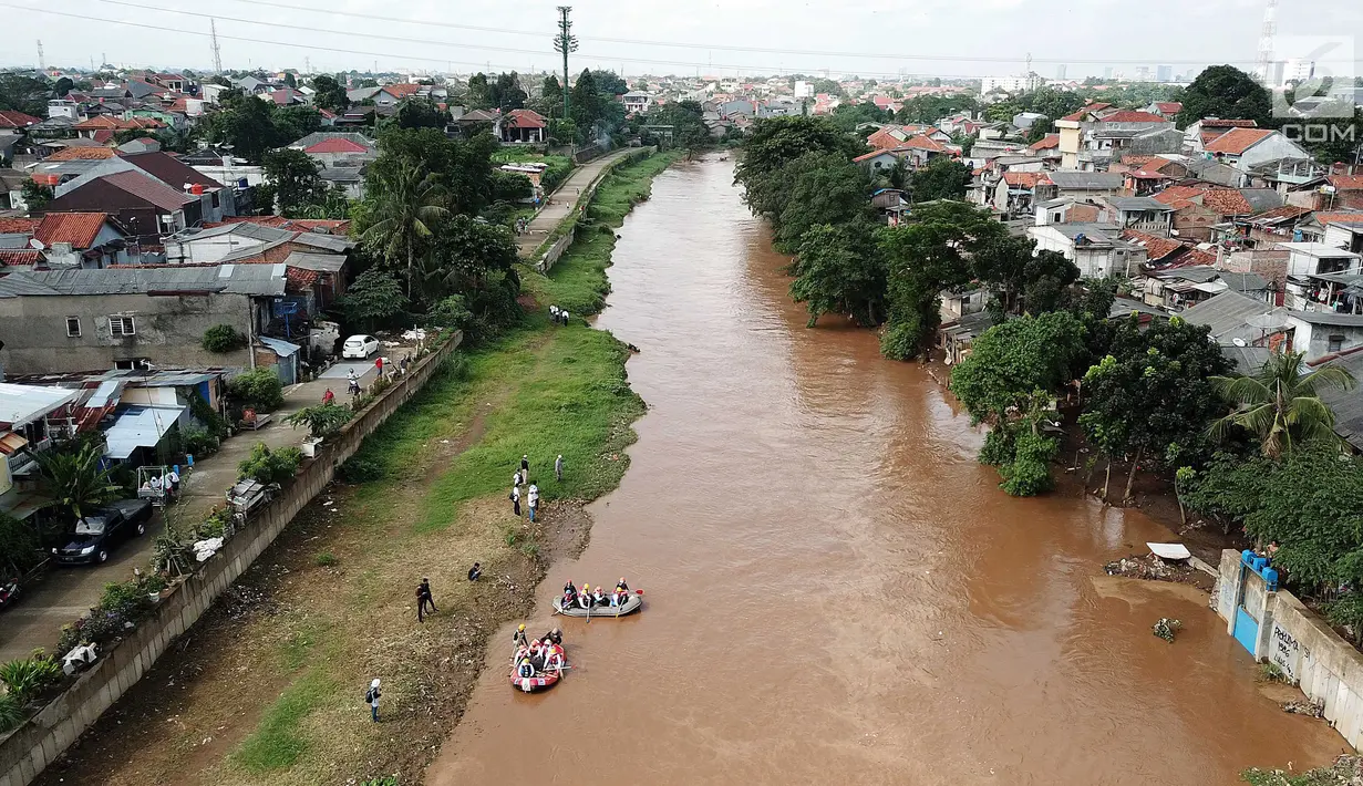 Suasana saat Menteri BUMN Rini M Soemarno membersihkan sampah Sungai Ciliwung dengan naik perahu karet pada acara Bersih-Bersih Sungai Ciliwung, Jakarta, Minggu (08/4). (Liputan6.com/Fery Pradolo)