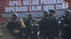 Apel gelar pasukan Operasi Lilin Jaya 2021 di lapangan Polda Metro Jaya, Jakarta, Kamis (23/12/2021). Delapan ribu personel gabungan diturunkan dalam melaksanakan Operasi Lilin Jaya 2021 di wilayah DKI Jakarta yang akan dimulai 24 Desember 2021 - 2 Januari 2022. (merdeka.com/Imam Buhori)