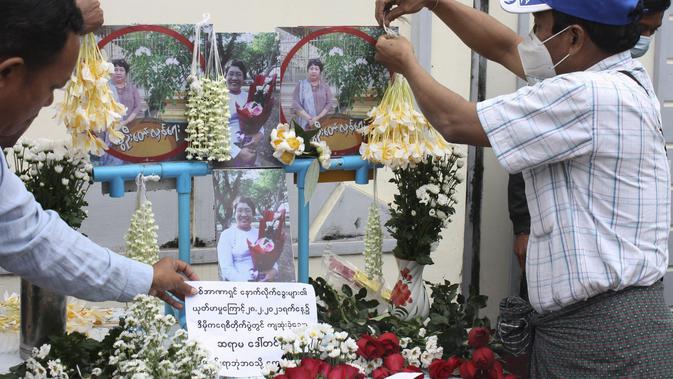 Orang-orang mempersiapkan upacara peringatan sebagai penghormatan kepada seorang guru yang tewas dalam protes kudeta militer di Yangon, Myanmar, Senin (1/3/2021). Myanmar berada dalam kekacauan sejak tentara merebut kekuasaan dan menahan pemimpin pemerintah terpilih Aung San Suu Kyi. (AP Photo)