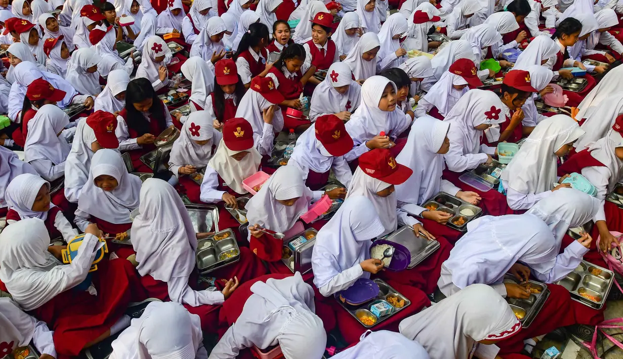 Siswa menyantap makanan Program Makan Bergizi Gratis (MBG) di SDN Meruyung, Depok, jawa Barat, Senin, 13 Juli 2007. (KLY/ Arie Basuki)