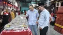Jusuf Hamka saat membantu panitia menyiapkan hidangan buka puasa yang akan dibagikan kepada warga di Wihara Dharma Bhakti, Jakarta, Rabu (5/4/2023). (merdeka.com/Iqbal S Nugroho)