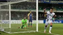 Gawang Verona bergetar semenit usai kembali dari kamar ganti. Duet Lautaro Martinez (kanan) dan Edin Dzeko akhirnya mampu menyamakan angka menjadi satu sama. Martinez sukses menanduk umpan yang diberikan oleh Edin Dzeko. (Foto: AFP/Miguel Medina)