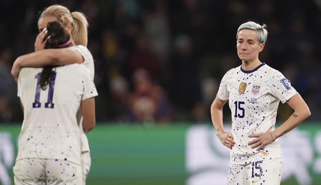 Pemain Amerika Serikat, Megan Rapinoe (kanan) setelah kalah dari Swedia pada babak adu penalti saat laga 16 besar Piala Dunia Wanita 2023 di Melbourne Rectangular Stadium, Melbourne, Australia, 6 Agustus 2023. (AP Photo/Scott Barbour)