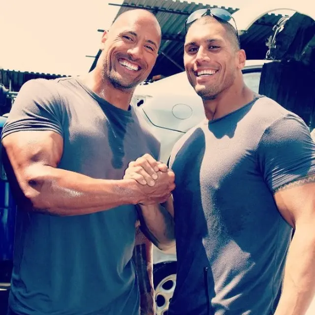 potret pemeran utama dengan stunt man  (Foto: instagram/@samoanstuntman)