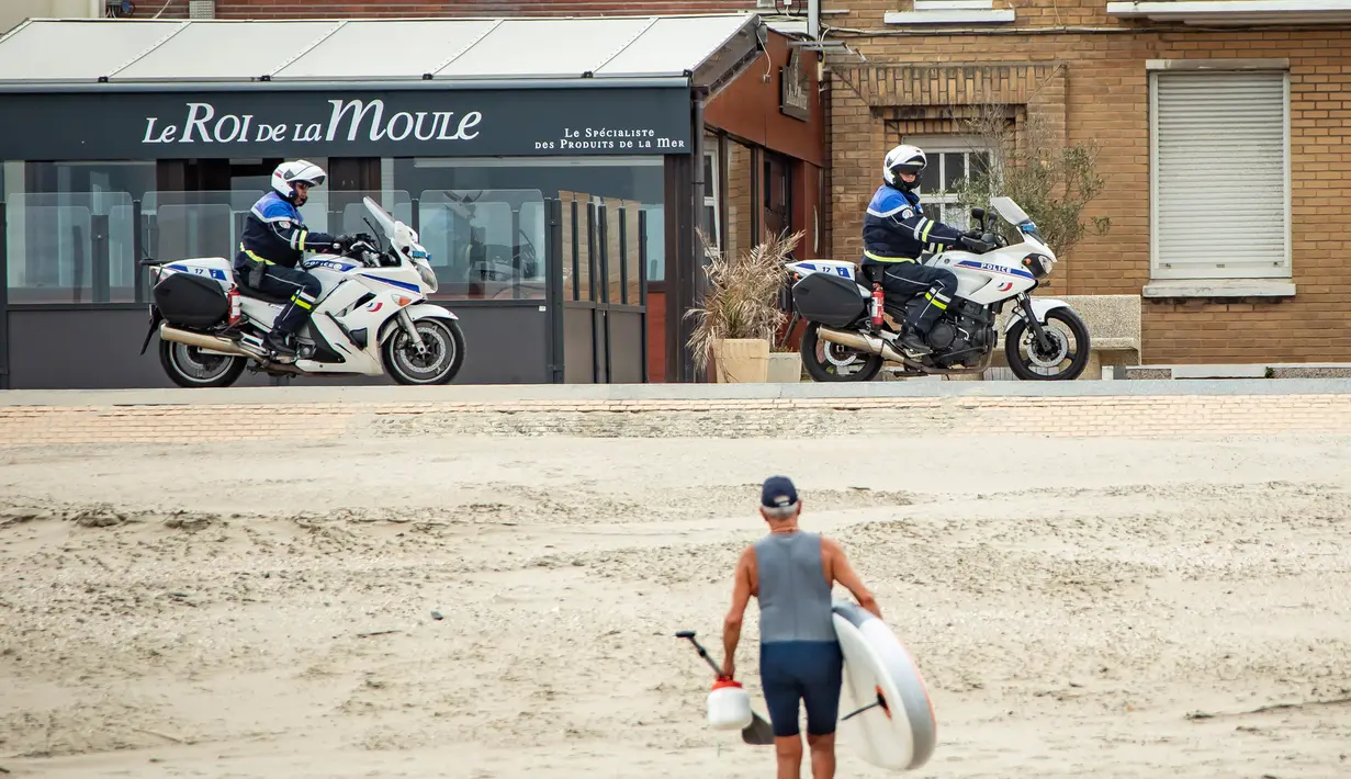 Petugas kepolisian berpatroli di pantai di Dunkirk, Prancis (16/5/2020). Disertai langkah-langkah pencegahan seperti menjaga jarak sosial, sejumlah pantai di Prancis utara dibuka kembali mulai Sabtu (16/5) setelah pelonggaran lockdown akibat merebaknya wabah COVID-19. (Xinhua/Sebastien Courdji)