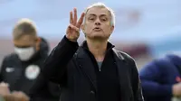 Manajer tim Tottenham Hotspur, Jose Mourinho mengacungkan tiga jarinya sebagai bentuk rasa kecewa saat menghadapi West Ham United dalam laga lanjutan Liga Inggris 2020/21 pekan ke-25 di The London Stadium, Minggu (21/2/2021). Tottenham kalah 1-2 dari West Ham. (AFP/Kirsty Wigglesworth/Pool)