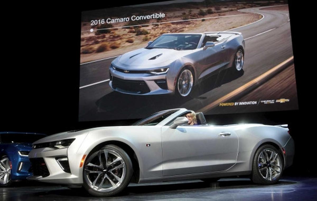 Pesona Chevrolet Camaro 2016 dengan atap terbuka