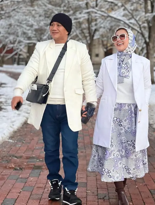 Bella Shofie tampil kece bersama sang suami, Daniel Rigan dengan outfit serba putih. Keduanya tampak menikmati tahun baru di Washington, Amerika Serikat (Instagram/bellasofie_rigan).