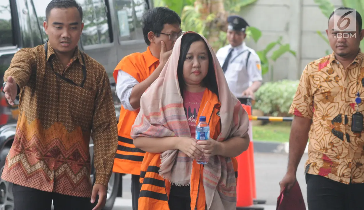 Kepala Bidang Tata Ruang Dinas PUPR Bekasi, Neneng Rahmi tiba di gedung KPK, Jakarta, Jumat (2/11). Neneng diperiksa sebagai tersangka kasus dugaan suap pengurusan perizinan proyek pembangunan Meikarta di Kab Bekasi. (Merdeka.com/Dwi Narwoko)