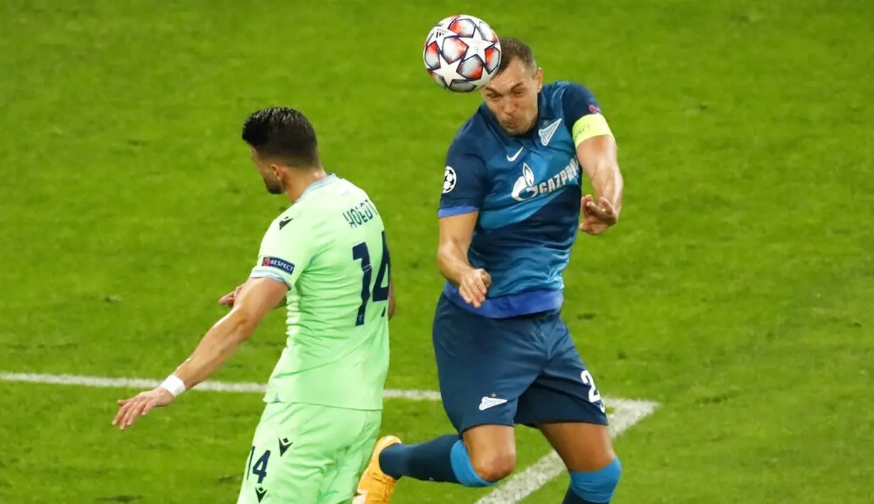 Pemain Lazio Wesley Hoedt (kiri) berebut bola dengan pemain Zenit St. Petersburg Artem Dzyuba pada pertandingan Grup F Liga Champions di Stadion Saint Petersburg, St. Petersburg, Rusia, Rabu (4/11/2020). Pertandingan berakhir dengan skor 1-1. (AP Photo/Mike Kireev)