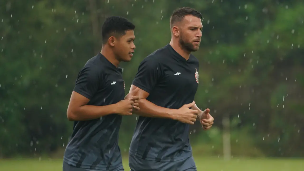 FOTO: Di Bawah Guyuran Hujan, Sudirman Pimpin Latihan Perdana Persija di Tengah Kabar Pergantian Pelatih