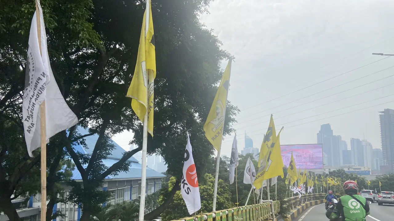 Bendera Golkar mejeng di rute arak-arakan atlet Sea Games
