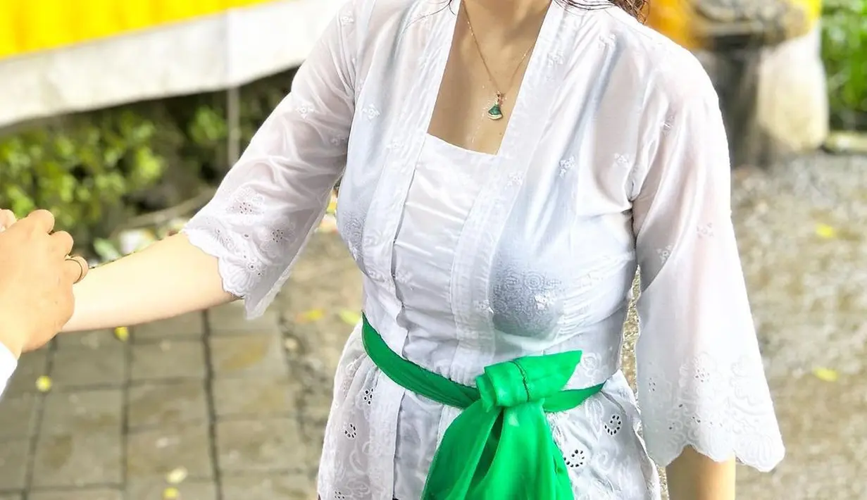 Seperti lewat momen liburan di Bali ini, Aura Kasih terlihat menawan saat mengenakan kebaya Bali. Kala itu ia sedang menjalani prosesi melukat. (Liputan6com/IG/aurakasih)