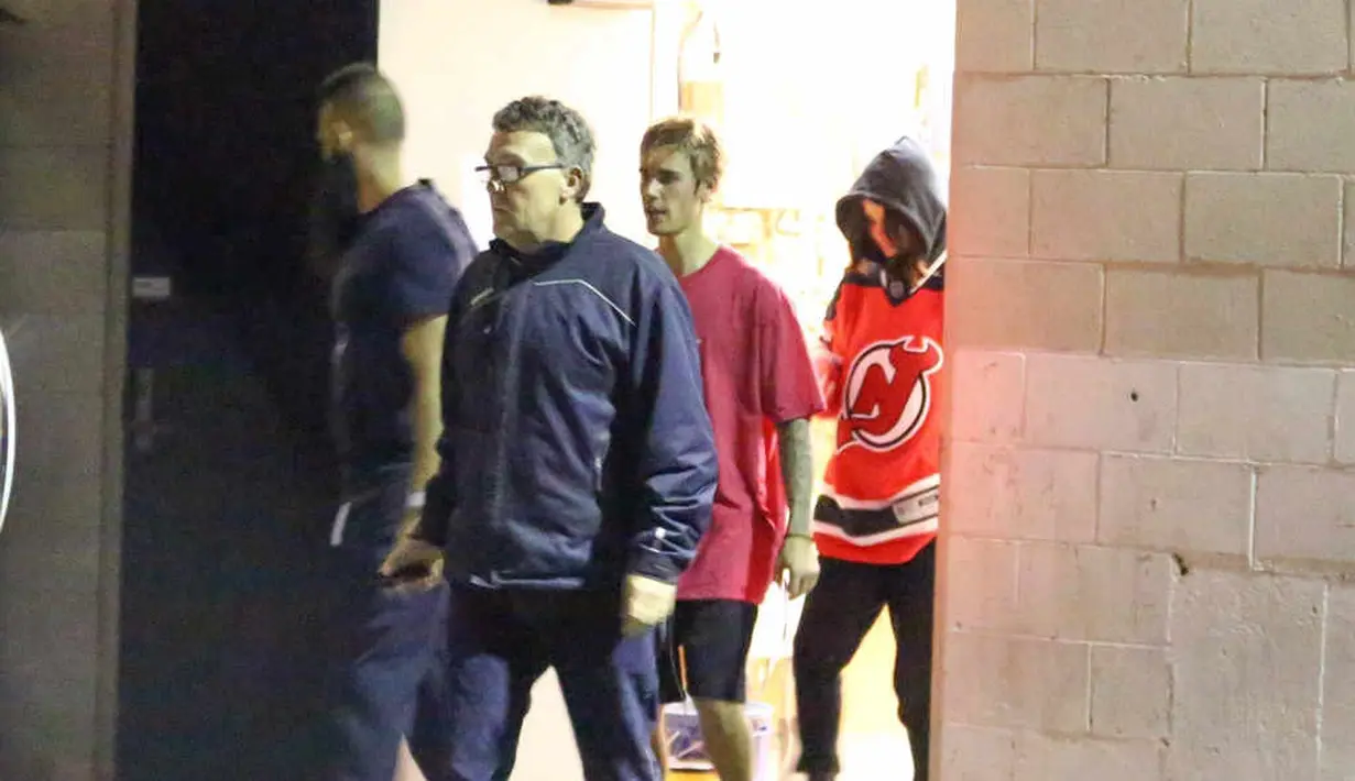 Namun seorang fotografer menangkap Selena Gomez tengah menonton pertandingan hockey Justi Bieber di Panorama City, California Rabu minggu ini. (Maciel - GAMR - BACKGRID)