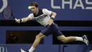 Dusan Lajovic berusaha mengembalikan bola ke arah Rafael Nadal pada babak pertama Tenis AS Terbuka 2017 di Arthur Ashe Stadium, New York,  (29/8/2017). Nadal menang 8-6, 6-2, 6-2. (AP/Frank Franklin II)