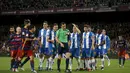 Para pemain Barcelona dan Espanyol beradu argumen dengan wasit  Juan Martinez Munuera  pada laga 16 besar Copa del Rey di Stadion Camp Nou, Barcelona, Kamis (7/1/2016) dini hari WIB.  (REUTERS/Albert Gea)