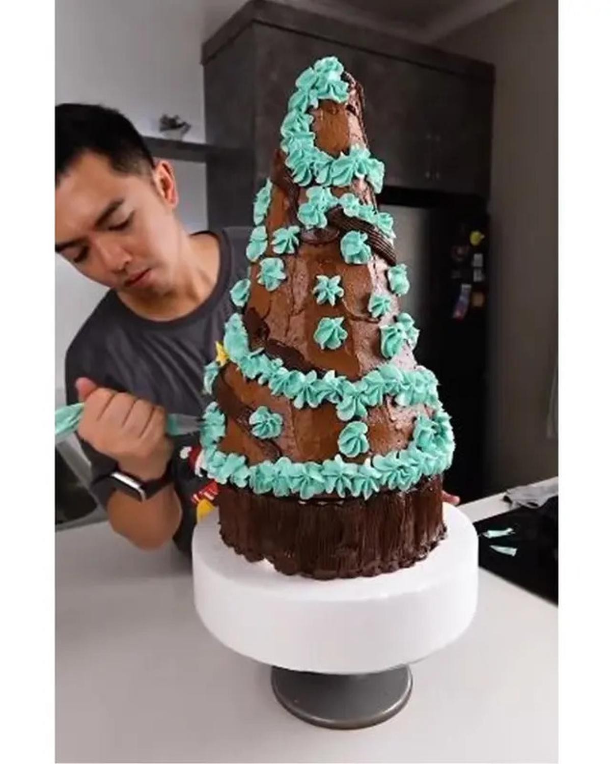 6 Potret Nicky Tirta Bikin Kue Pohon Natal Ukuran Besar, Memukau Sayang Dimakan