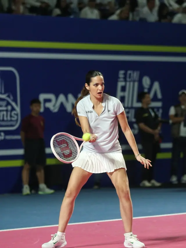 Potret Makeup Flawless dan Gaya Rambut Unik Nia Ramadhani di Kompetisi Lagi-Lagi Tenis Internasional