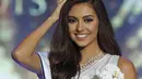 Valerie Abou Chacra tersenyum sambil memegangi mahkota Miss Lebanon 2015 di Beirut, Lebanon, Senin (12/10/2015). ). Mahasiswi cantik berusia 23 tahun itu telah berhasil mengalahkan 13 kontestan lainnya dalam ajang tersebut.  (REUTERS/Mohamed Azakir)   