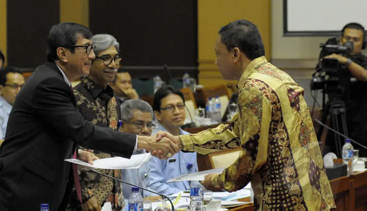 Menkumham Yasonna dan Wakil Menlu Abdurrahman Mohammad Fachir menerima draft rancangan Undang-Undang saat rapat kerja bersama Komisi I DPR di Kompleks Parlemen Senayan, Jakarta, Senin (2/2/2015). (Liputan6.com/Andrian M Tunay)