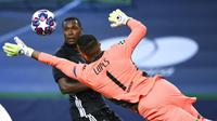 Kiper Lyon, Anthony Lopes, berusaha menghalau bola saat melawan Manchester City pada perempat final Liga Champions di Stadion Jose Alvalade, Sabtu (15/8/2020). Lyon menang 3-1 atas Manchester City. (Franck Fife/Pool/via AP)