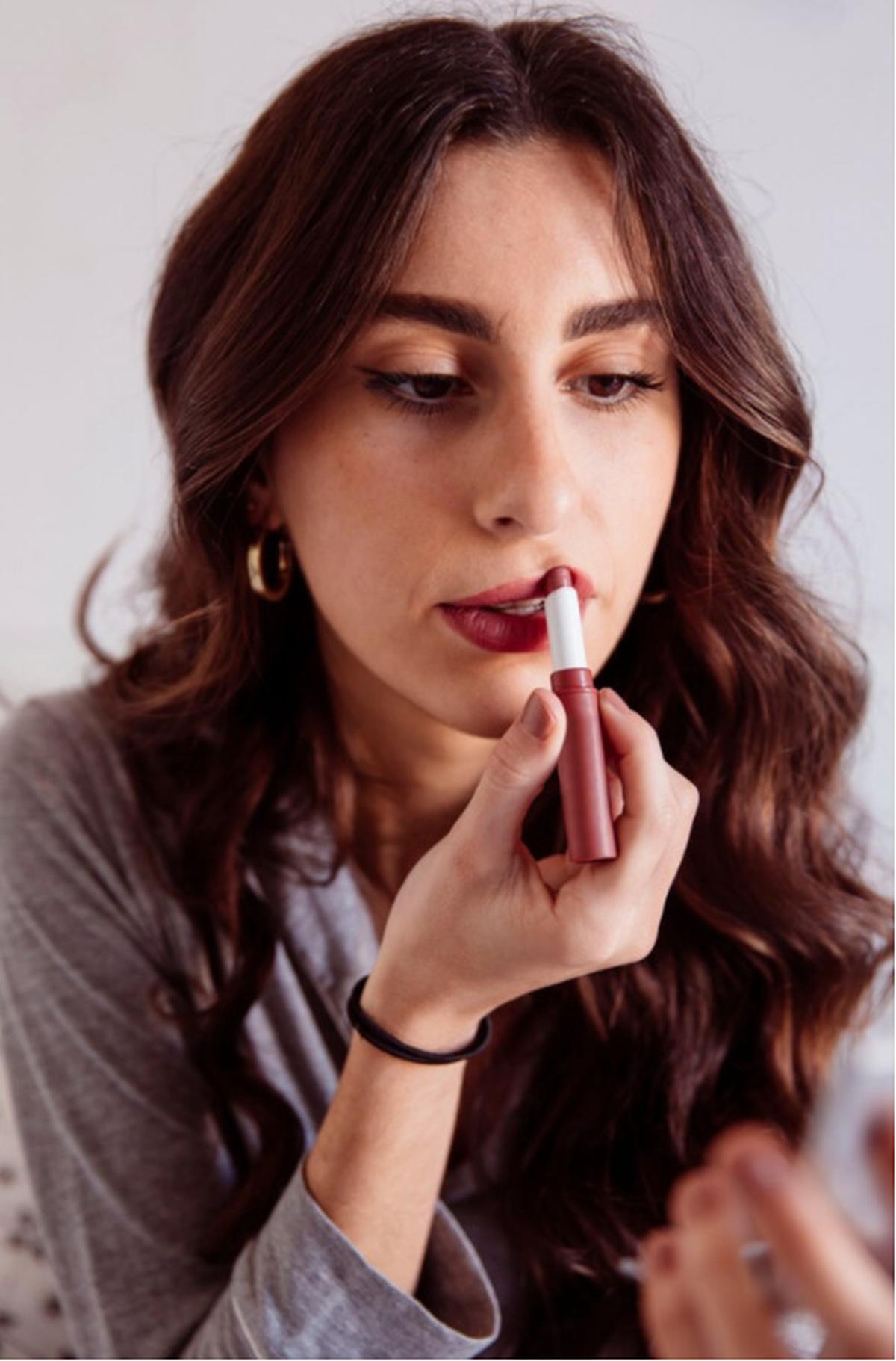 Ternyata Ini Alasan Wanita Memiliki Banyak Lipstik dengan Warna yang Hampir Identik!