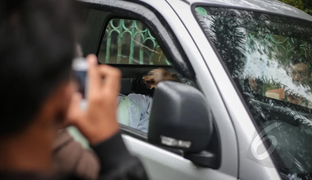 Seorang pria ditemukan tak bernyawa di dalam mobilnya yang terparkir di kawasan Taman Wiladatika, Jakarta Timur, Minggu (3/5/2015). Mayat pria yang diketahui bernama Sunoto (41) tersebut ditemukan oleh seorang penyapu jalanan.(Liputan6.com/Faizal Fanani) 