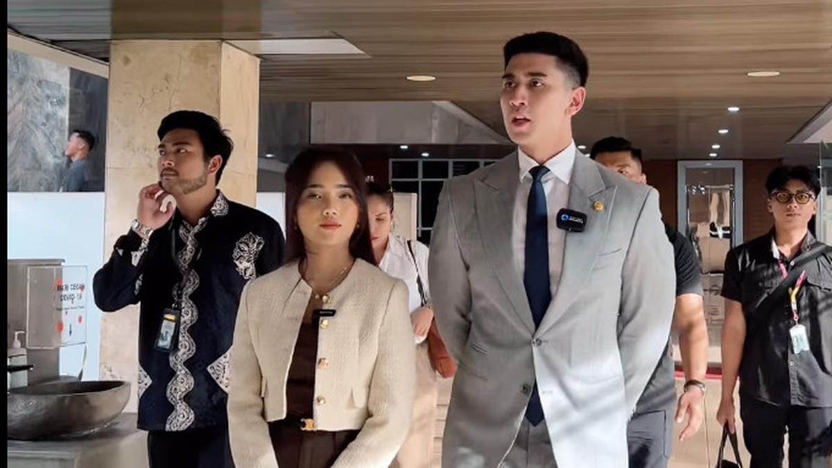 Penampilan Fuji Jelajah Gedung DPR RI Bersama Verrell Bramasta