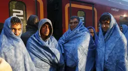 Sejumlah imigran menunggu di stasiun Nickelsdorf untuk naik kereta ke Jerman, Austria, Sabtu (5/9/2015). Sekitar 2.000 imigran menembus Austria setelah pemerintah Hungaria mengizinkan para pencari suaka ke negara selanjutnya. (REUTERS/Heinz-Peter Bader)