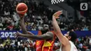 Pemain timnas basket Spanyol, Usman Garuba (kiri) saat berlaga melawan Iran pada penyisihan Grup G FIBA World Cup 2023 di Indonesia Arena, Gelora Bung Karno, Jakarta, Rabu (30/8/2023). (Liputan6.com/Helmi Fithriansyah)