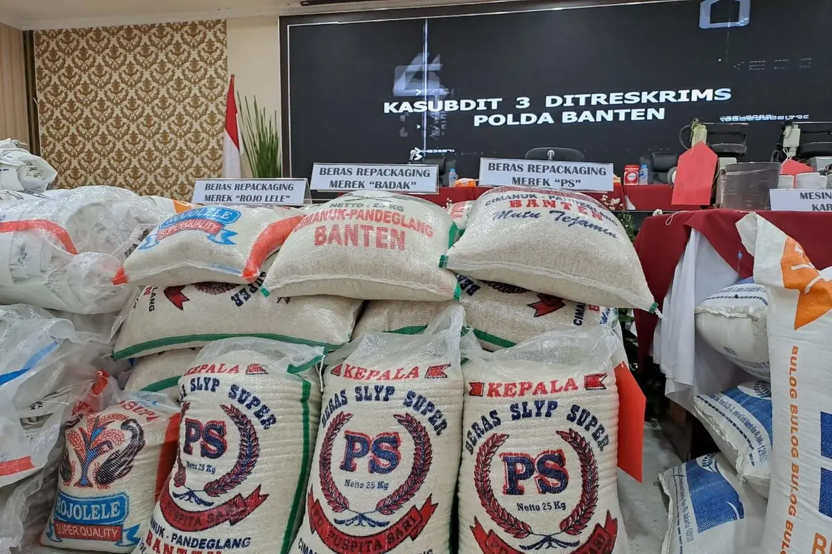 Kepolisian Daerah Banten (Polda Banten) mengamankan sebanyak 350 ton beras milik Perum Bulog yang diduga dioplos. (Siti Ayu Rachma/Merdeka.com)