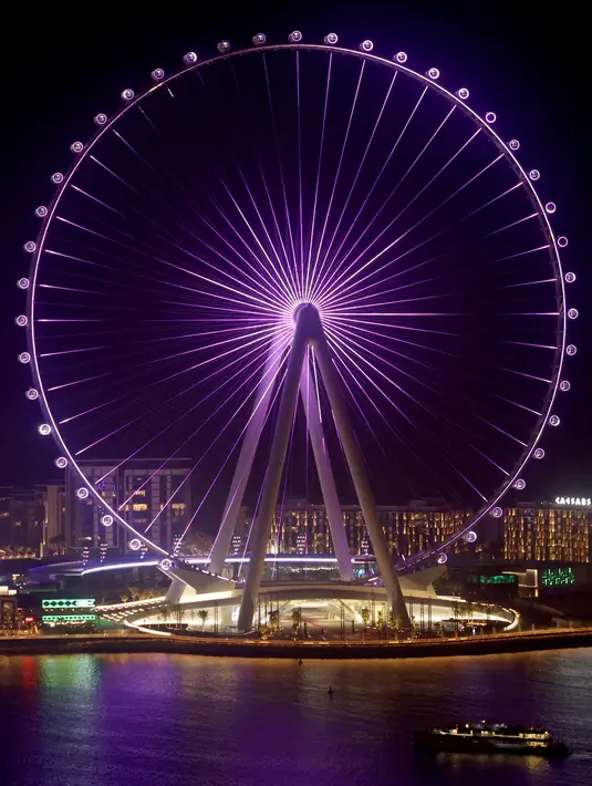 Pemandangan Bluewaters Island dan Ain Dubai (Dubai Eye) setinggi 250 meter di Uni Emirat Arab, Selasa (24/8/2021). Bianglala terbesar dan tertinggi di dunia tersebut memiliki 48 kabin penumpang yang setiap kabinnya bisa memuat 10 orang. (GIUSEPPE CACACE / AFP)