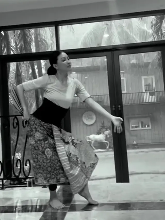 Sarwendah menari tradisional (Instagram/sarwendah29)